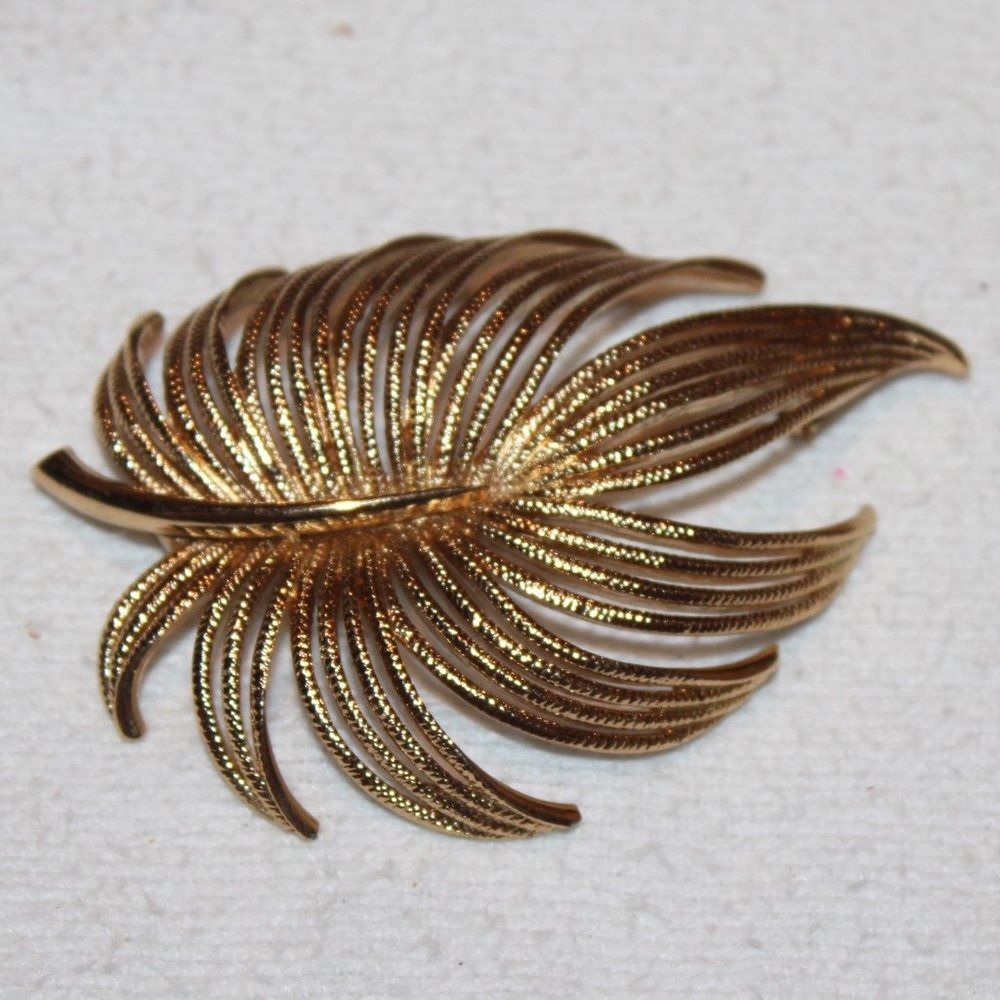 vintage Monet gold tone leaf brooch pin